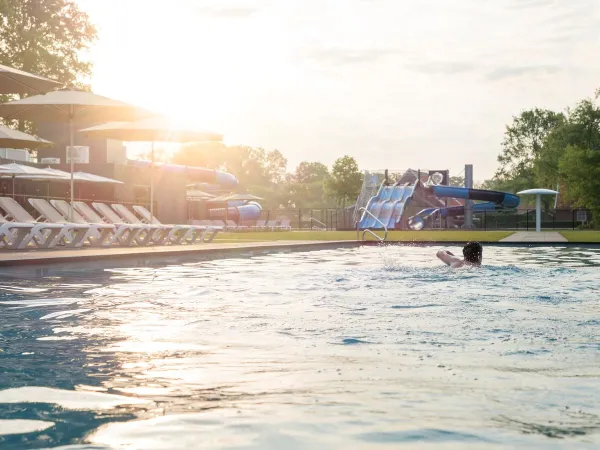 Verwarmd buitenbad bij Roan camping De Twee Bruggen.