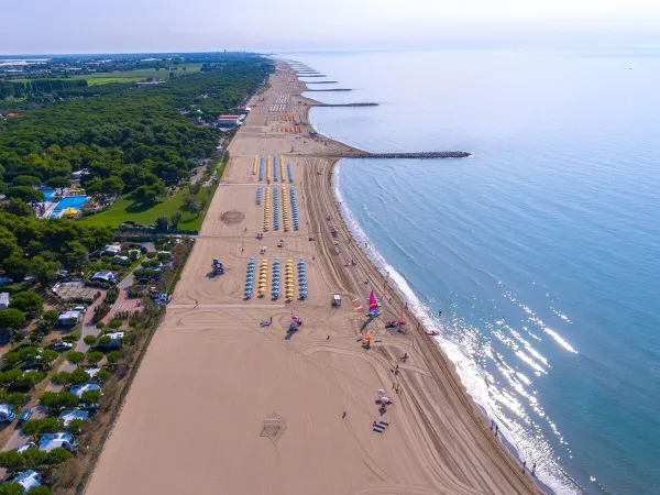 Overzicht strand bij Roan camping Mediterraneo.