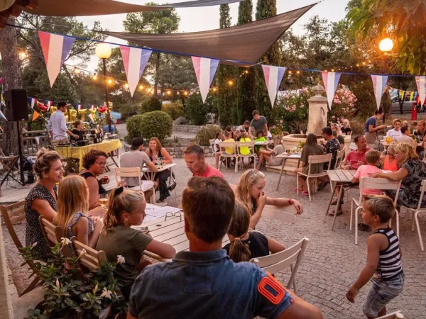 Een terras bij Roan camping Domaine de la Noguière.