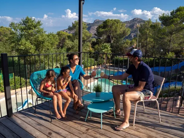 Dakterras bij zwembad van Roan camping Domaine de la Noguière.