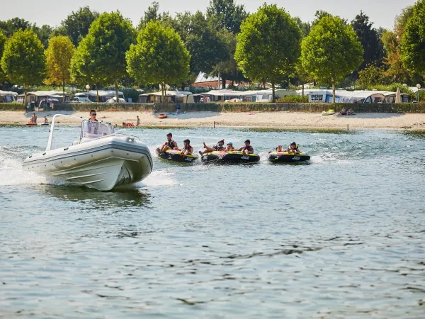 Band raften op het meer bij Roan camping Terspegelt.