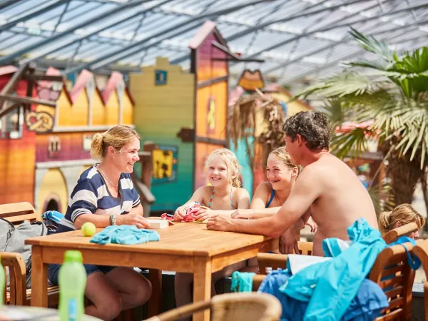 Terras bij het sterren strand op Roan camping Terspegelt.