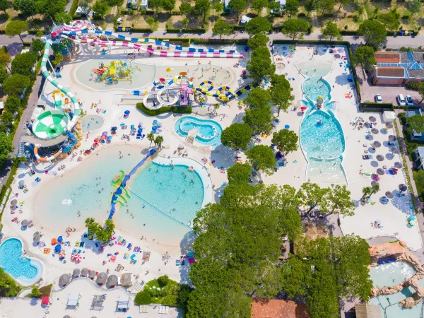 Overzicht zwembadcomplex van Roan camping Union Lido Mare.