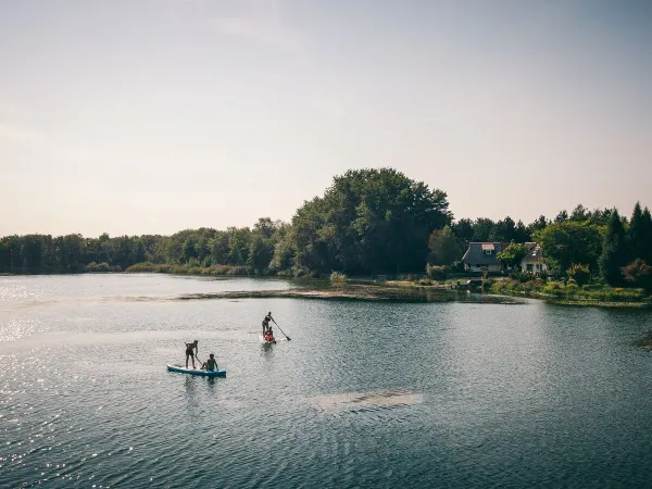 Suppen op de waterplas bij Roan camping De Schatberg.