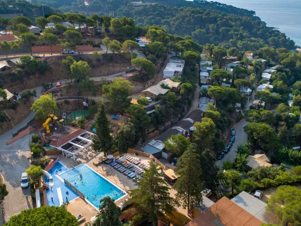 Overzicht zwembad en accommodaties van Roan camping Cala Canyelles.