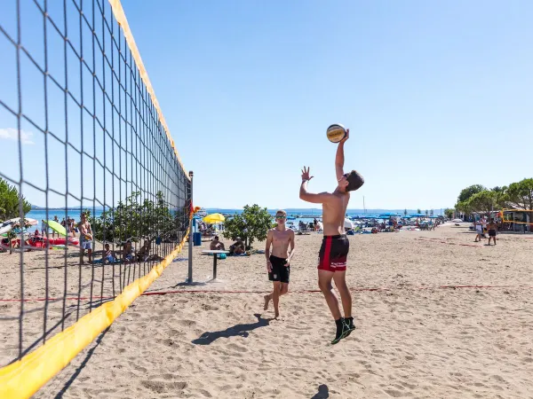 Volleybal op het strand Roan camping Zaton Holiday resort.