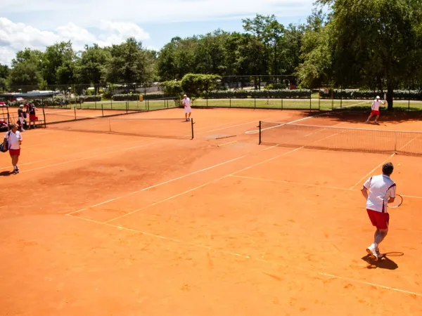 Tennisvelden op Roan camping Bijela Uvala.