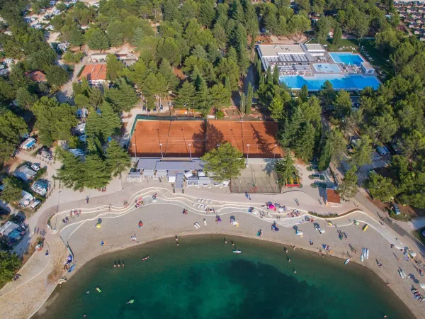 Luchtfoto kiezelstrand en beach bar op Roan camping Valkanela.