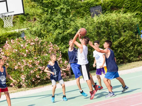 Basketballveld op Roan camping San Francesco.