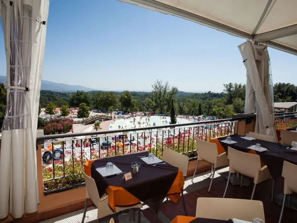 Overzicht zwembad vanaf het balkon van het restaurant op Roan camping hu Norcenni Girasole village.