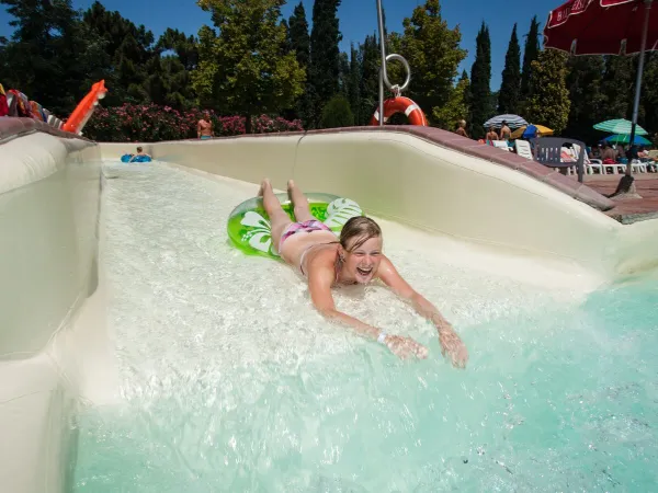Glijbaan in zwembad op Roan camping hu Norcenni Girasole village.
