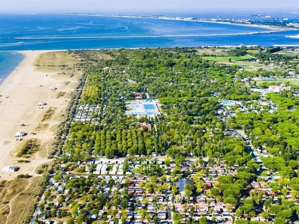 panorama droneshot van Roan camping Marina Di Venezia.