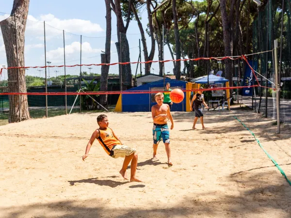 Jonge kinderen die volleyballen op Roan hu Fabulous village.