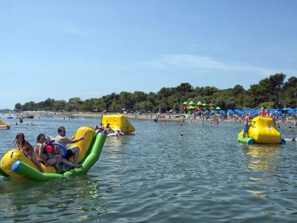 Luchtkussens in de zee bij Roan camping Turistico.