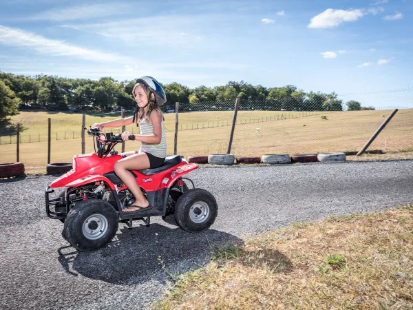 Miniquad rijden bij Roan camping Avit Loisirs.