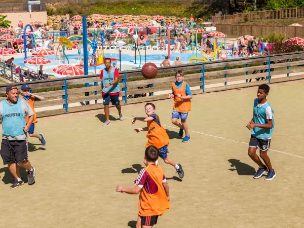 Basketballen op Roan camping Avit Loisirs.