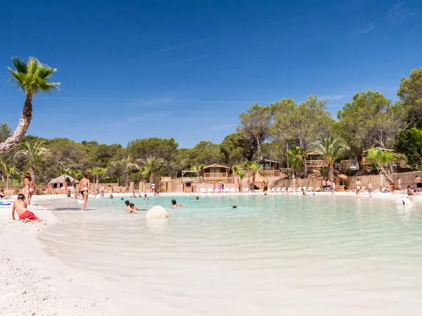 Overzicht van de lagoon op Roan camping La Pierre Verte.