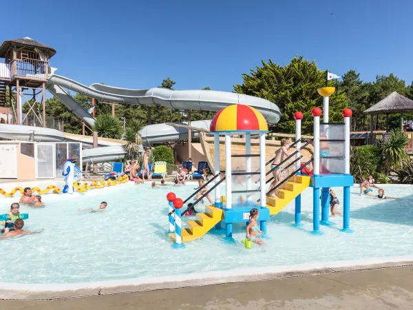 Kinderbad met watertoestel bij Roan camping Le Vieux Port.