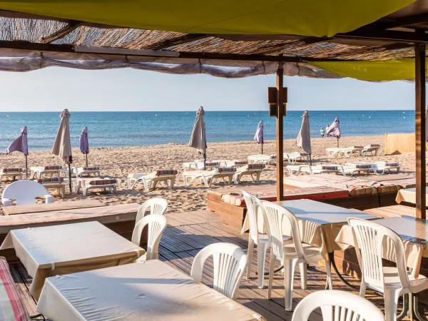 Terrasjes aan het strand op Roan camping Les Sablines.