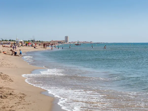 Zandstrand en zee dichtbij Roan camping Les Sablines.