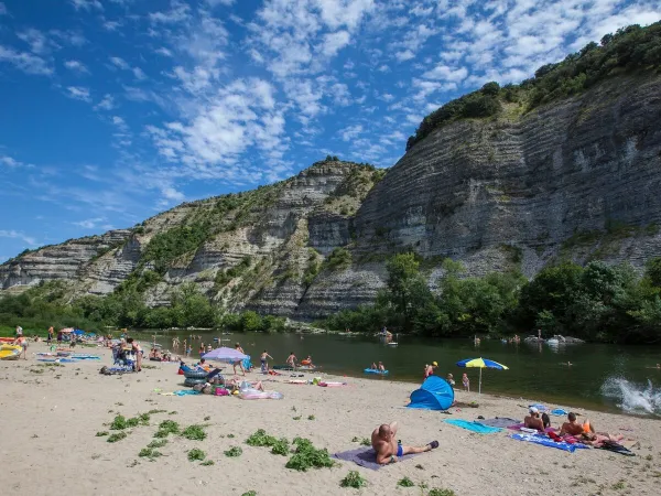 Strand aan de Ardèche bij Roan camping La Grand Terre.