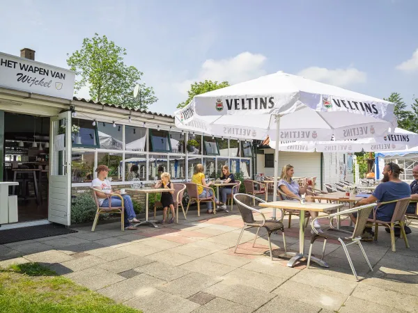 Gezellig terras op Roan camping Marvilla Parks Friese Meren.