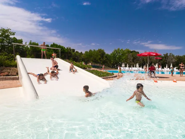 Glijbaan in lagunebad bij Roan camping hu Montescudaio village.
