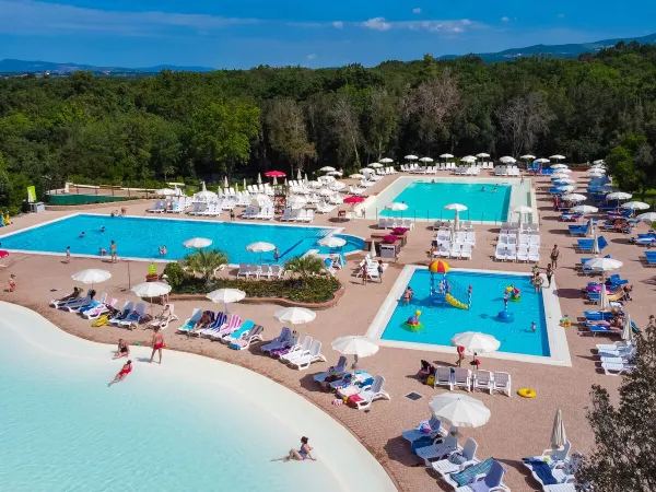 Het zwembadcomplex bij Roan camping hu Montescudaio village