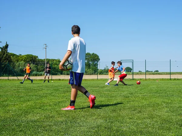 Voetbalveld op Roan camping Union Lido Mare.