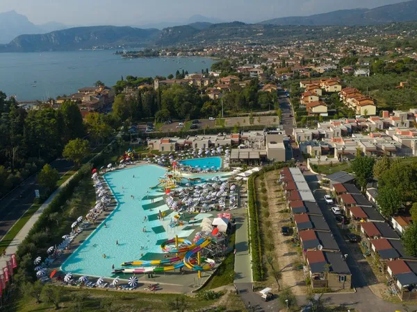 Overzicht sommige Roan accommodaties en zwembad bij Roan camping Cisano San Vito.