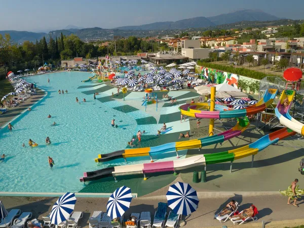 Zwembadcomplex met glijbanen en een waterspeeltoestel bij Roan camping Cisano San Vito.