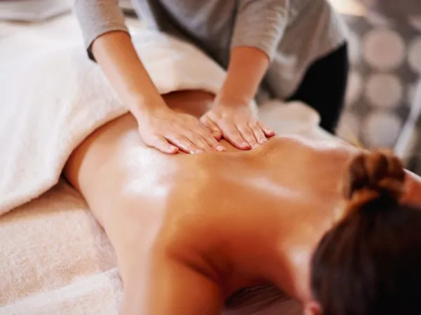 Massageactiviteit bij Roan camping La Sardane.