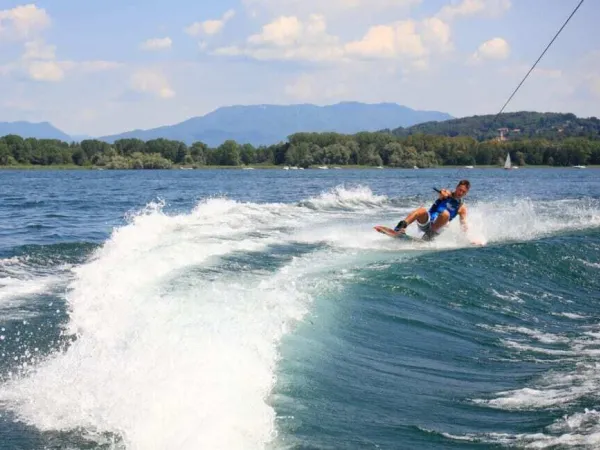 Waterskiën bij Roan camping Lido Verbano.