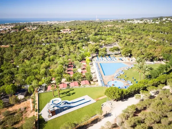 Overzicht zwembadcomplex bij van Roan camping Vilanova Park.