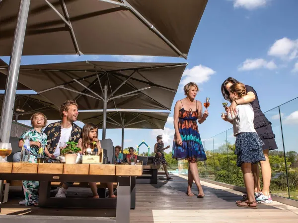 Het loungeterras van het restaurant op Roan camping De Schatberg.