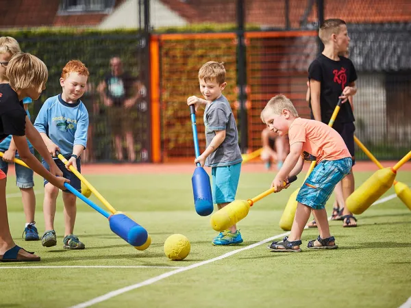 Buiten activiteit kidclub bij Roan camping Terspegelt.