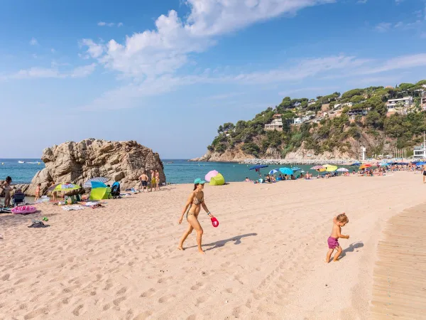 Het strand van Roan camping Cala Canyelles.