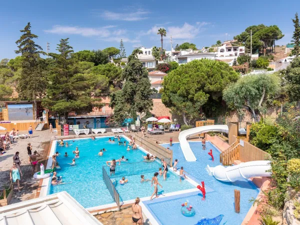 Overzicht zwembad op Roan camping Cala Canyelles.