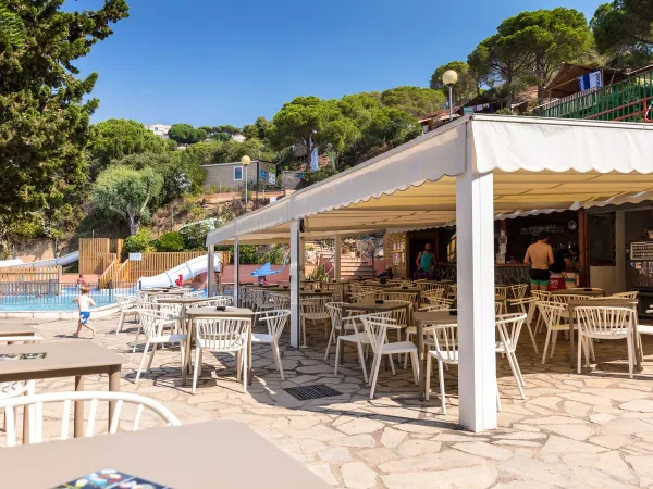 Het terras van Roan camping Cala Canyelles.