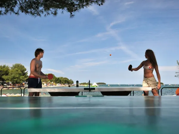 Tafel tennissen langs de kust op Roan camping Valkanela.