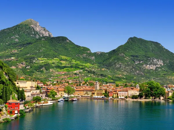 Het dorpje Riva del Garda nabij Roan camping hu Altomincio village.