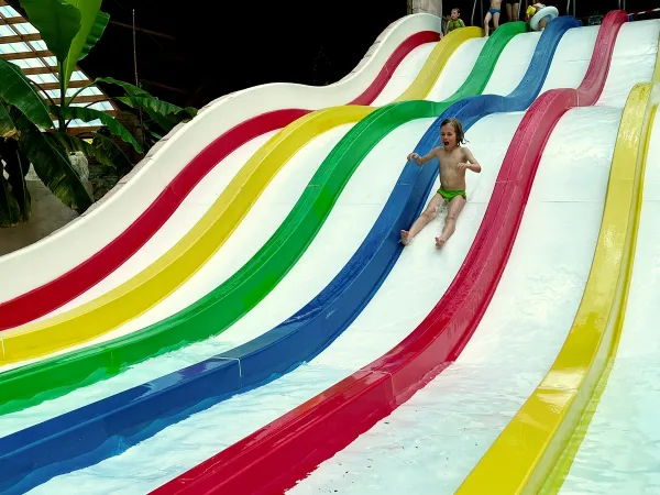 Kleurrijke glijbaan op Roan camping des Ormes.