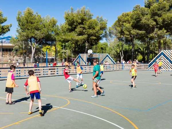 Voetballen bij Roan camping Vilanova Park.