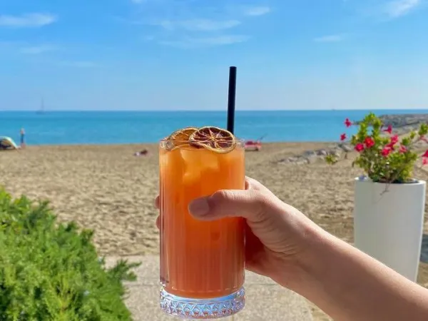 Cocktail op het strand bij Roan camping Union Lido Mare.