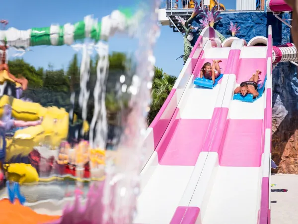 Spectaculaire glijbanen bij Roan camping Union Lido Mare.