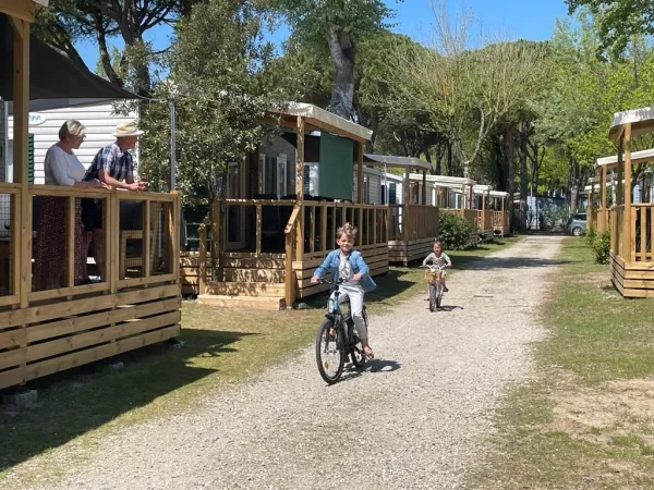 Fietsende kinderen tussen de Roan accommodaties .