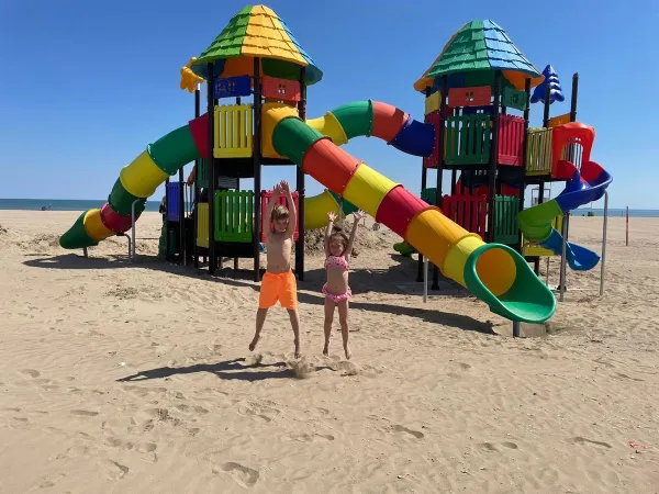 Kinderspeeltuin op het strand bij Roan camping Marina Di Venezia.