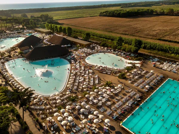 Overzicht van het zwembadcomplex op Roan camping hu Park Albatros village.