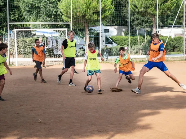 Voetballende kinderen op Roan camping hu Park Albatros village.