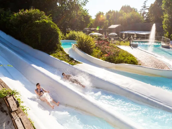 Twee water glijbanen op Roan camping Altomincio.